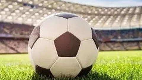 环球小姐大赛中牙买加选手不慎跌落舞台，紧急撤离现场，现场瞬间→